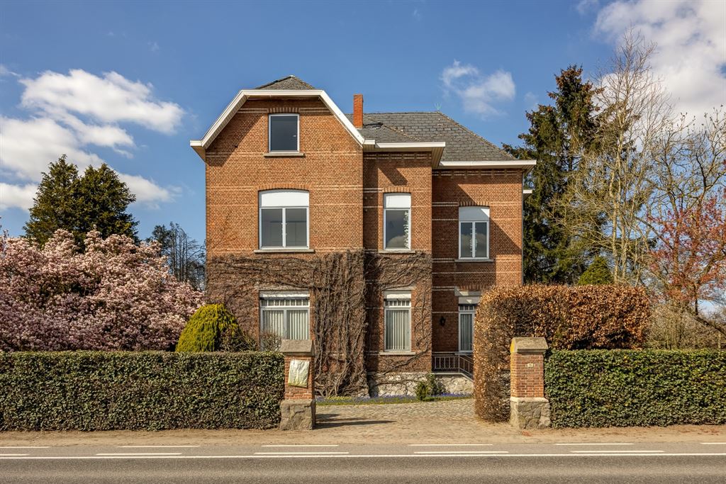 Unieke herenwoning met veel potentieel foto 2