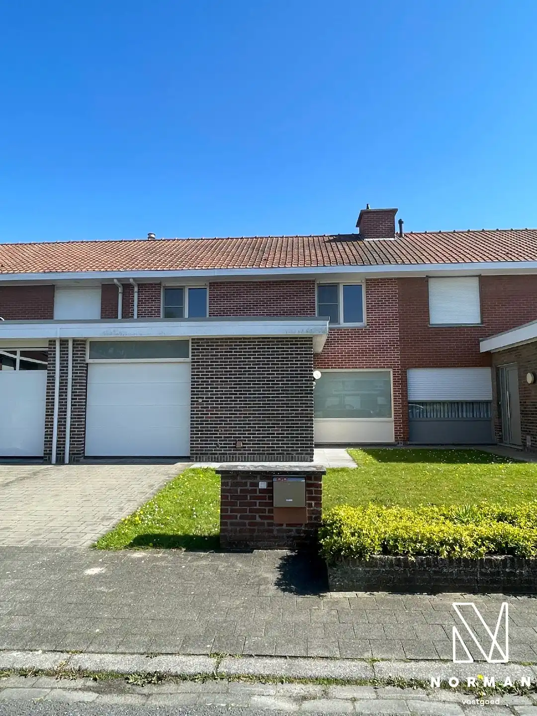 Rustig gelegen woning met oprit en garage. foto {{pictureIndex}}