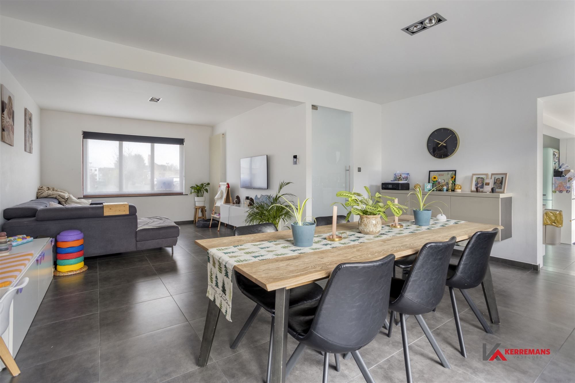 Instapklare woning met 4 slaapkamers , tuin en garage. foto 8