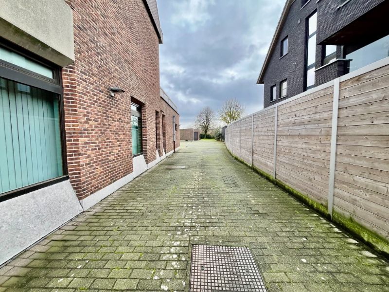 RUIM DUPLEXAPPARTEMENT DRIE SLAAPKAMERS, TUIN EN GARAGE TE HUUR foto 20