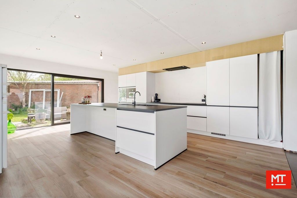 Bijzonder ruime alleenstaande woning op 1.828 m² in het centrum van Langemark foto 5