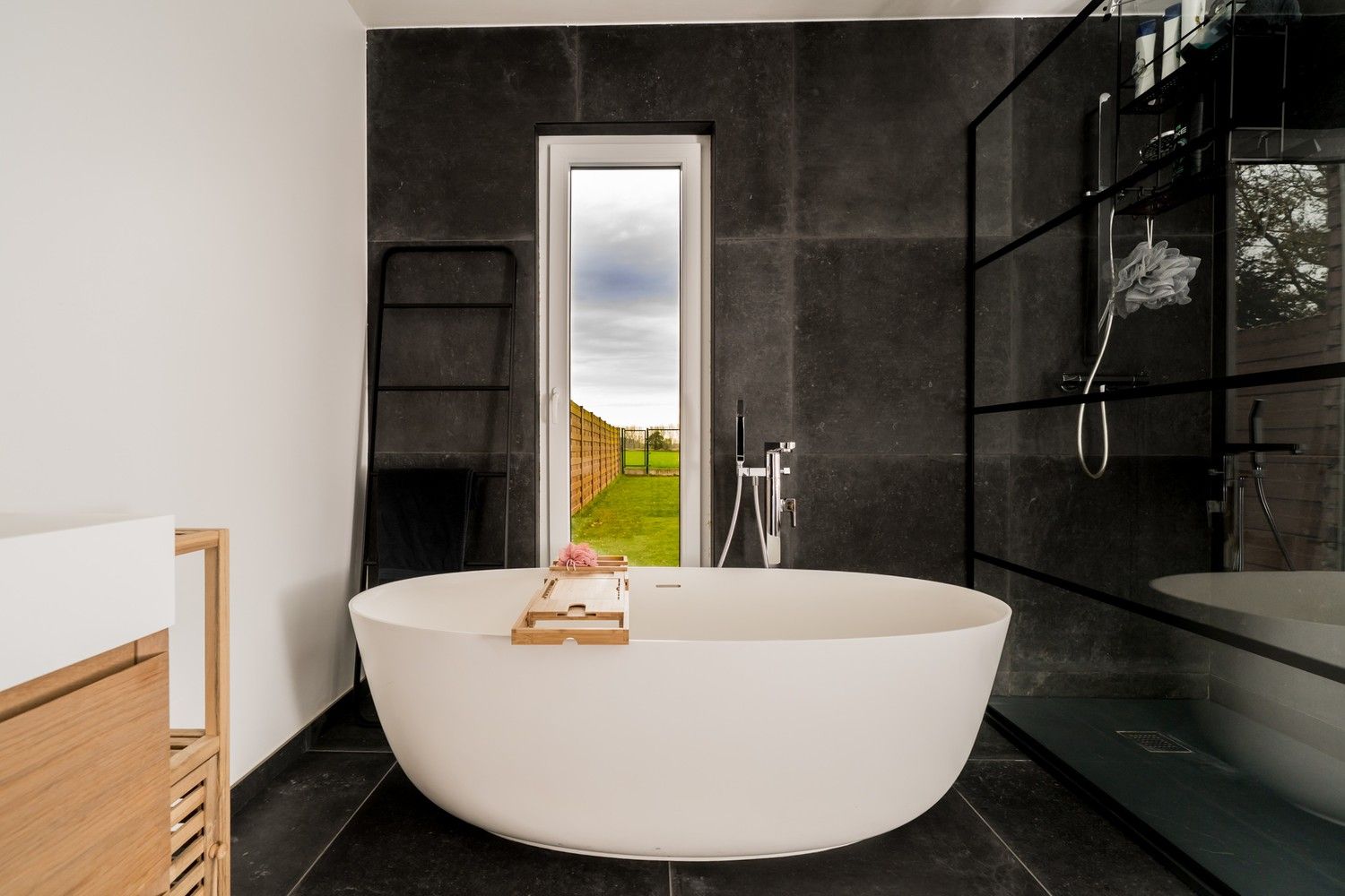 Halfopen bebouwing met ruime garage en prachtig uitzicht op de velden foto 15