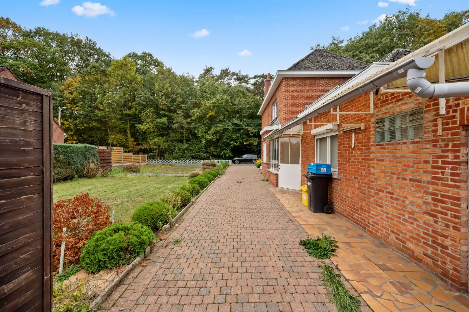 Renovatiewoning met grote tuin gelegen n een doodlopende straat over een bos foto 3