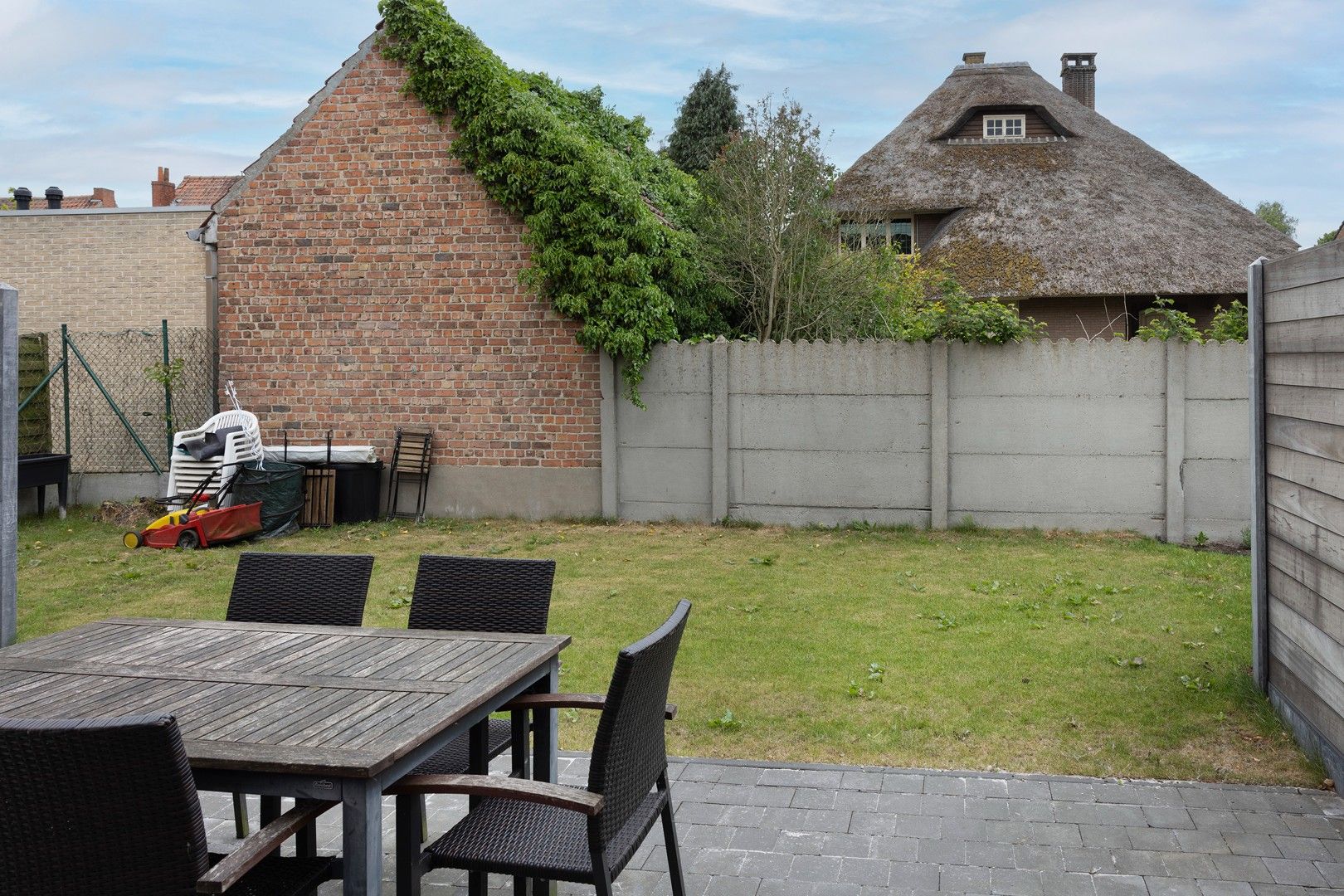 Zeer recente woning met 4 slaapkamers, tuin en garage. foto 13
