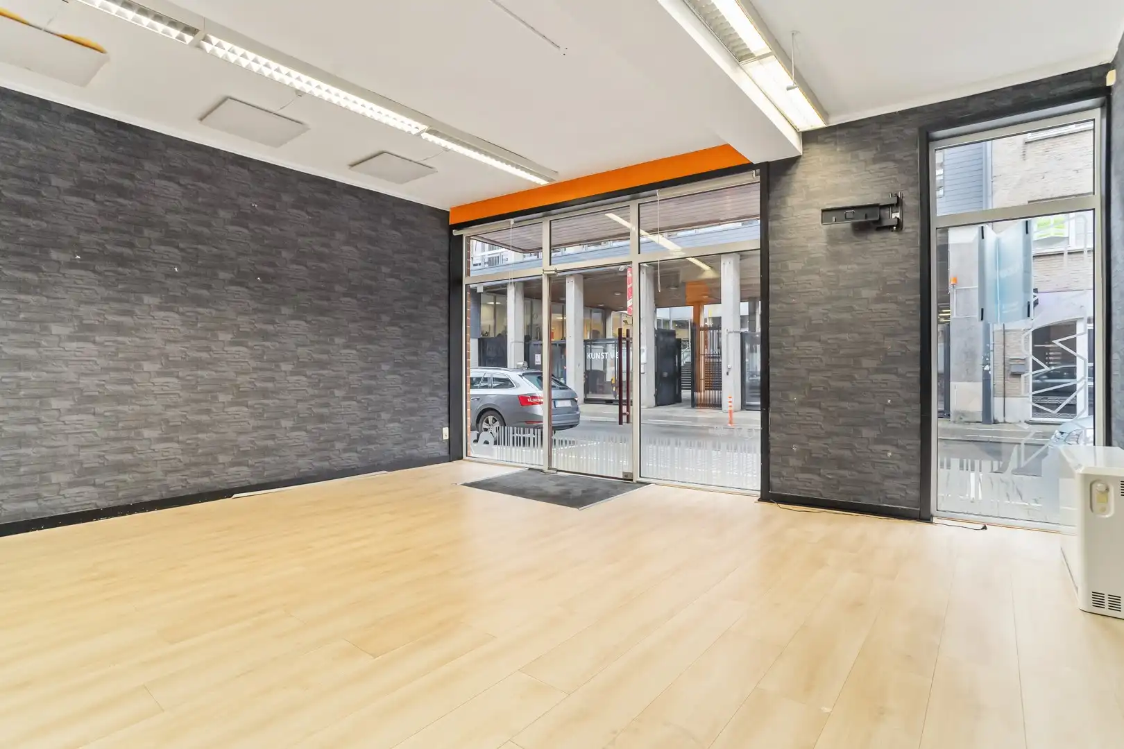 Verhuurd handelspand met parkeermogelijkheid te centrum Roeselare! foto {{pictureIndex}}