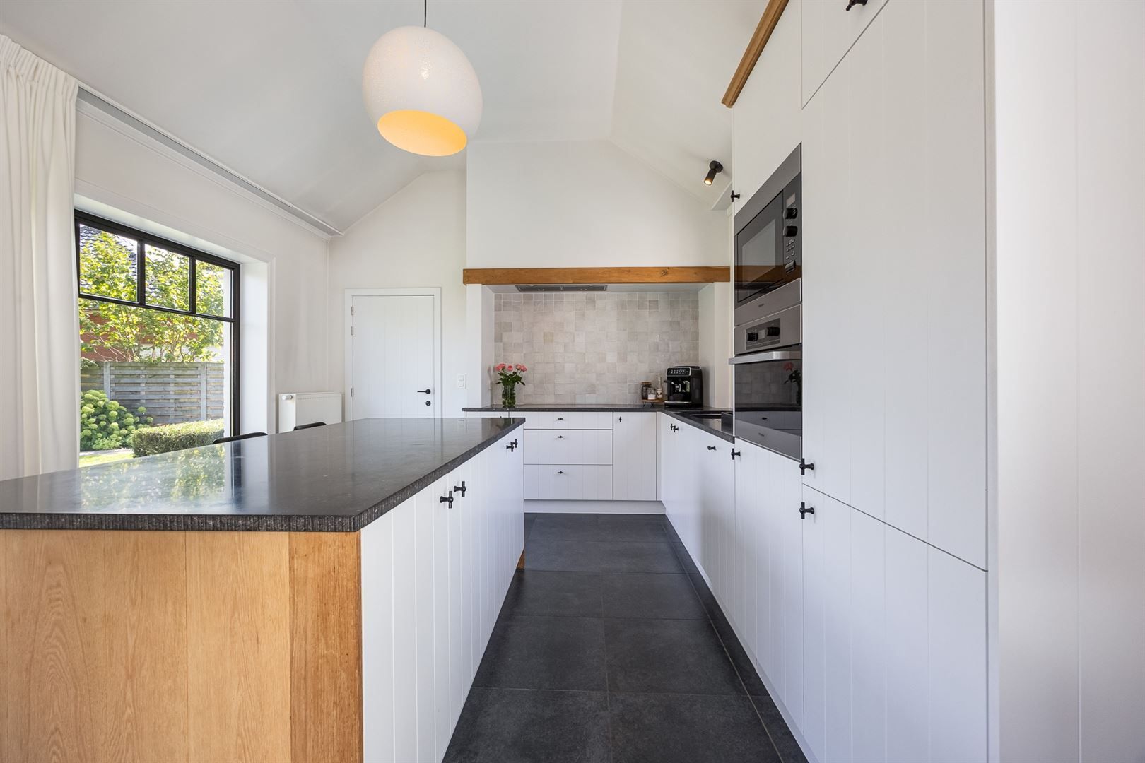 Stijlvolle woning met zwembad op zuidwest perceel.  foto 7
