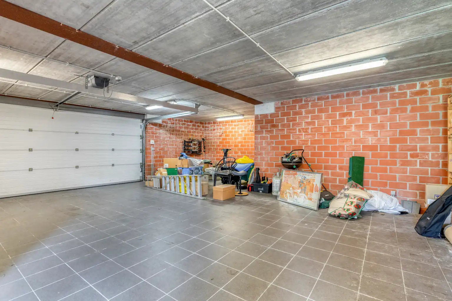 Handelspand met ruime woonst en garage in het centrum foto 37