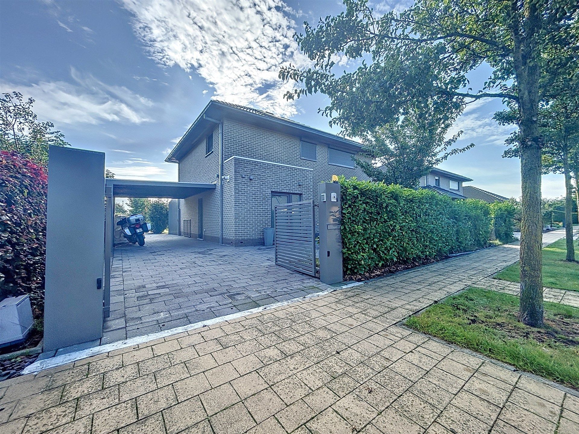 Prachtig afgewerkte en energiezuinige open bebouwing met 3 slaapkamers en carport op perceel van 753m² foto 1