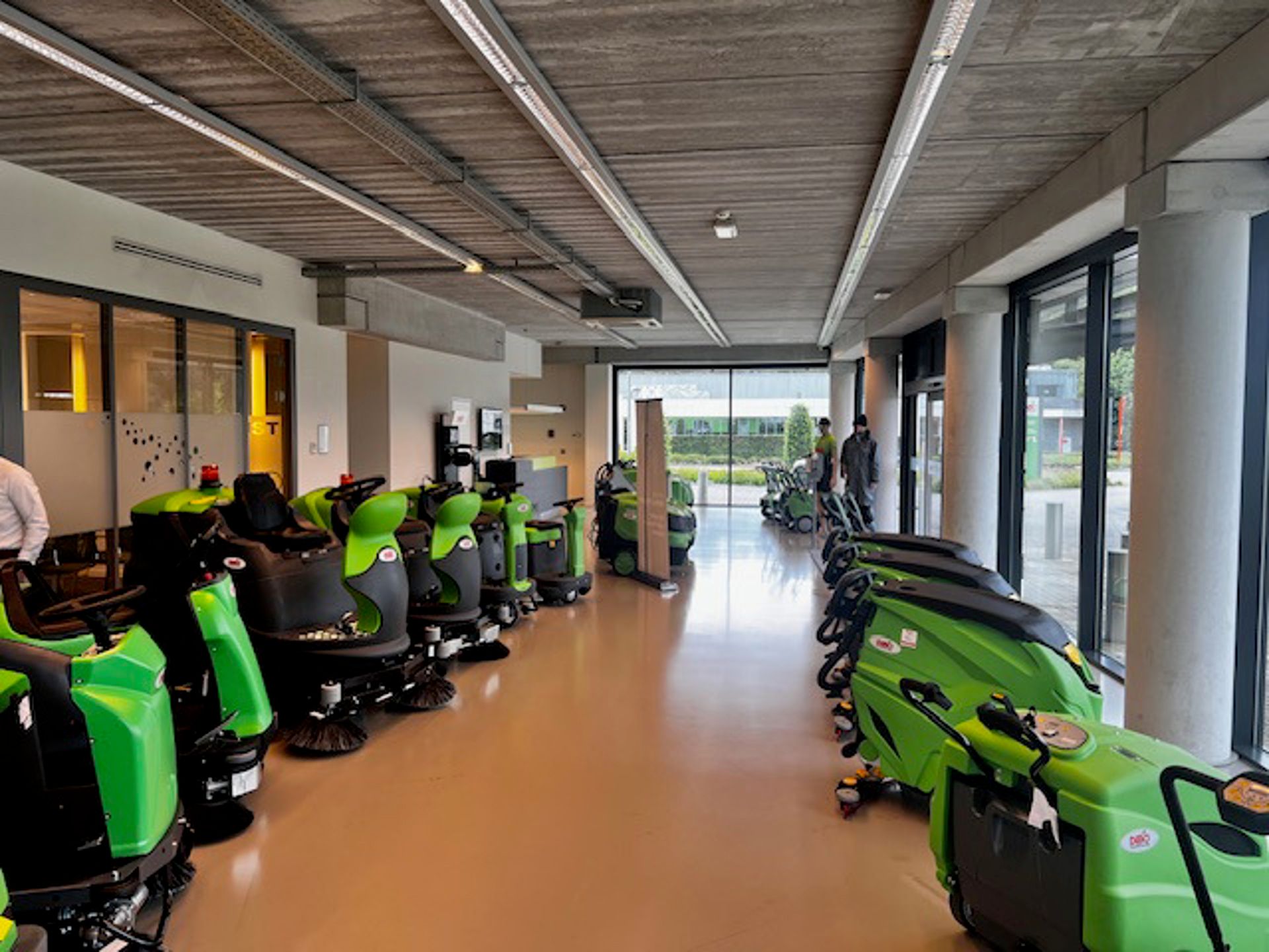 Te Huur Kantoorruimte + Showroom te Wommelgem foto 2
