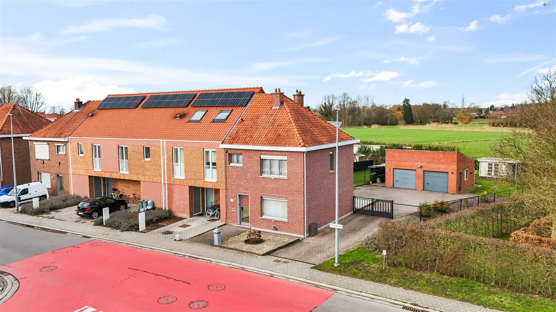 Hoofdfoto van de publicatie: Half open bebouwing met dubbele garage en prachtig uitzicht