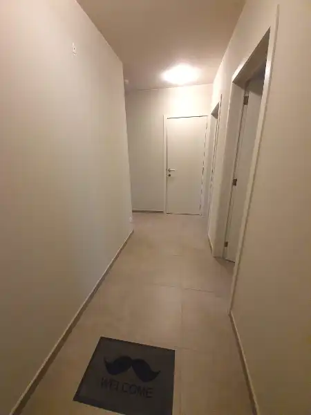 INSTAPKLAAR gelijkvloers recent appartement met privé inkom en carport foto 3
