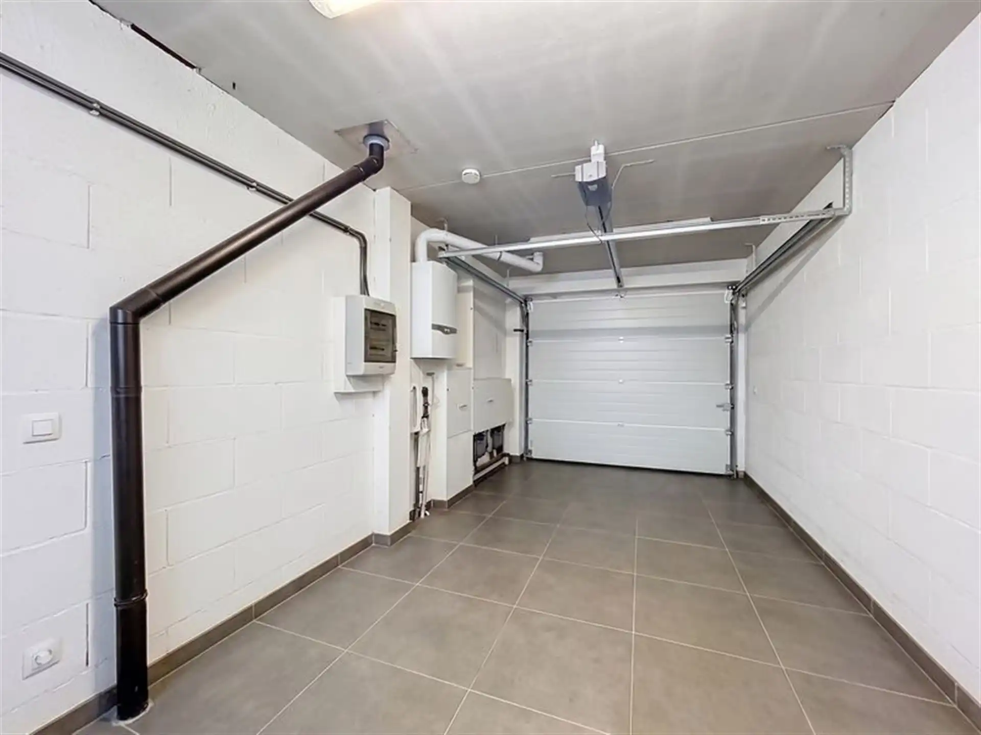 Moderne BEN gezinswoning met 4 slaapkamers, garage en poolhouse op perceel van 347m² foto 21