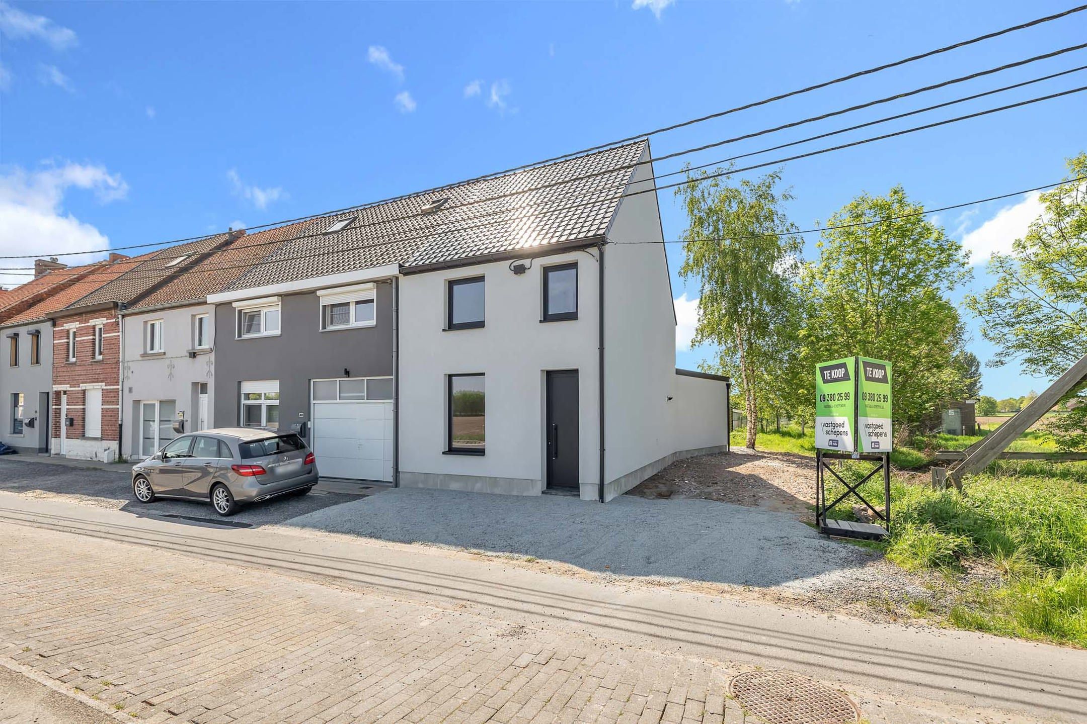 Volledig vernieuwde halfopen woning met verzicht op de agrarische omgeving foto {{pictureIndex}}
