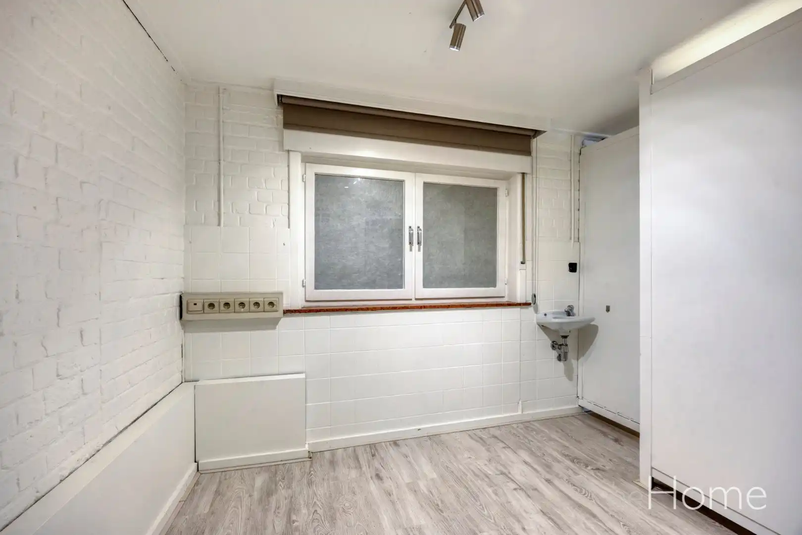 TE KOOP - Ruime 2-gevelwoning met praktijkruimte en uitzonderlijk potentieel in het hart van Merchtem foto 9