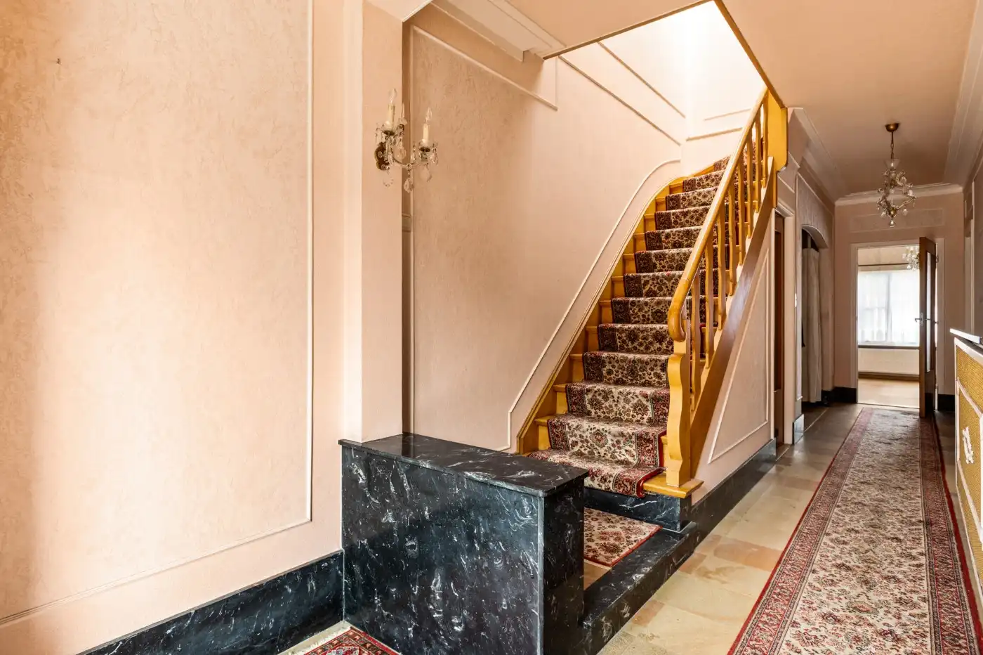 Te renoveren woning met 2 slpk., dubbele garage en tuin foto 2