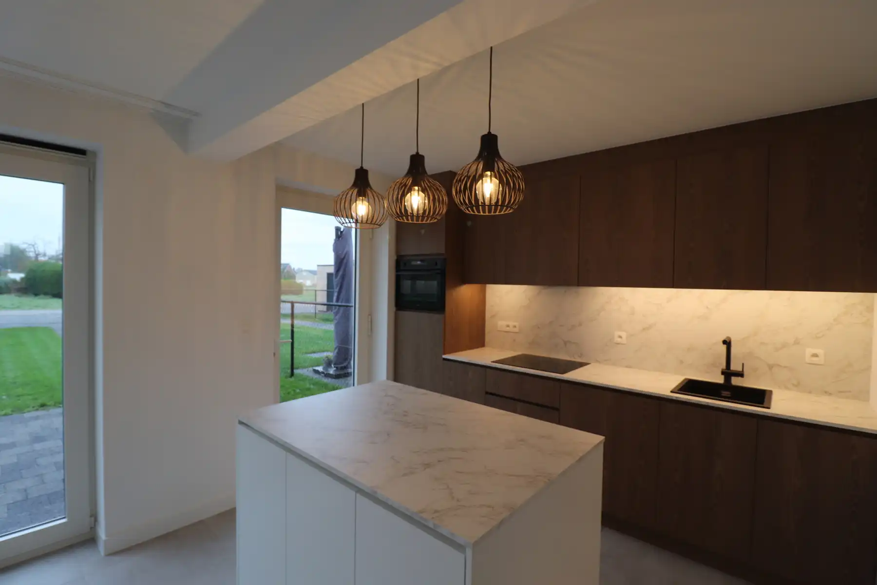 Nieuwbouwwoning met 3 slaapkamers, zolder, tuin en 2 autostaanplaatsen. foto 4