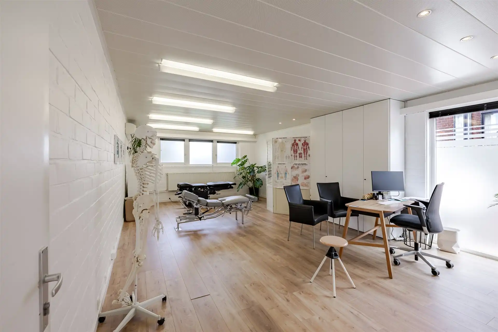 Riante woning met 4 slaapkamers , tuin en praktijk foto 13
