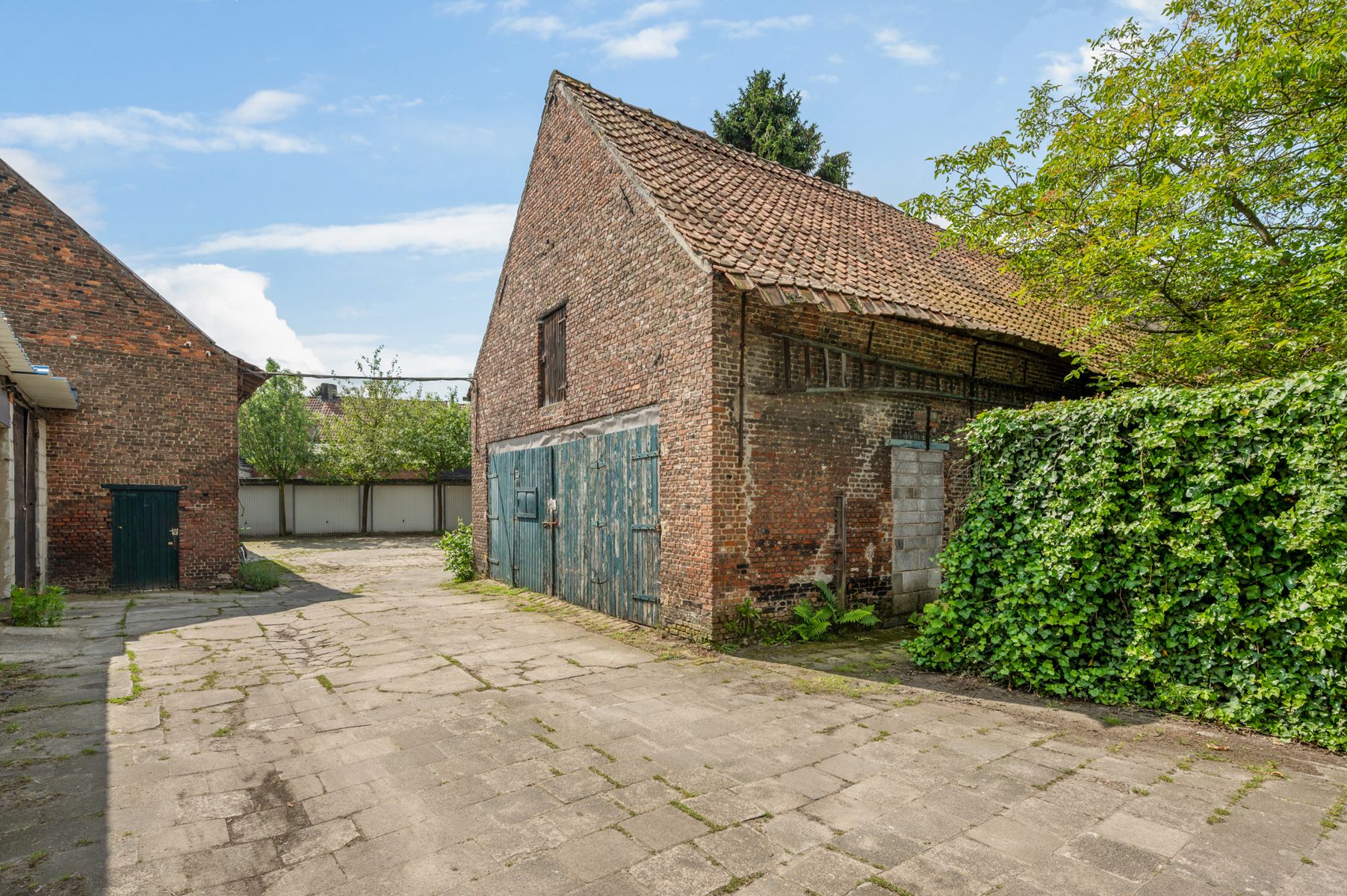 Uniek hoeve omgeven door privacy en rust foto 25