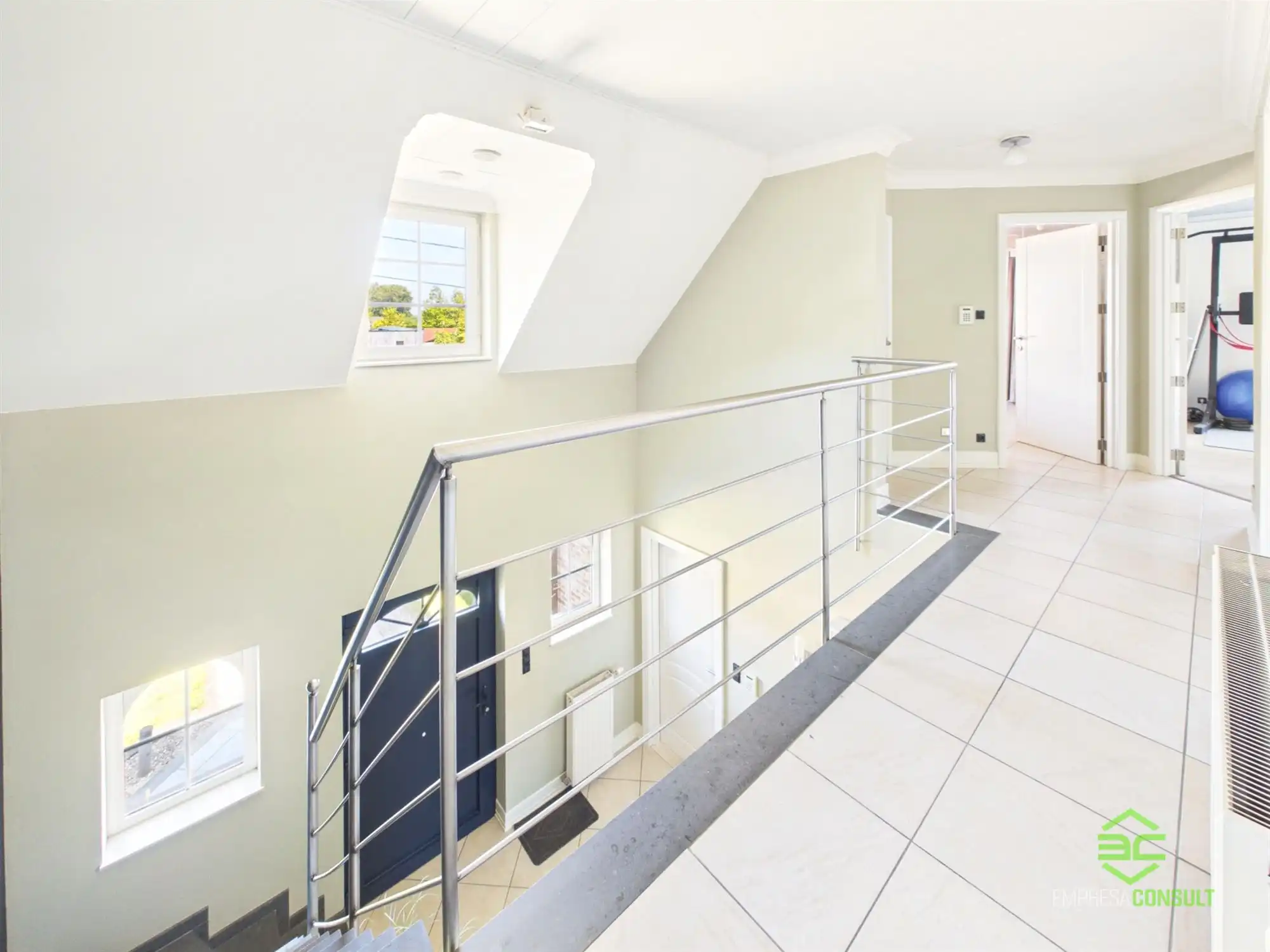 Ruime woning met 4/5 slpk en dubbele garage op 12a 50ca! foto 14