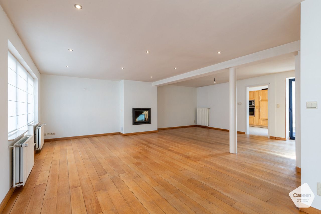 MOOIE VEELZIJDIGE & RUIME HALF-OPEN WONING in het centrum van Ruddervoorde met GARAGE foto 2