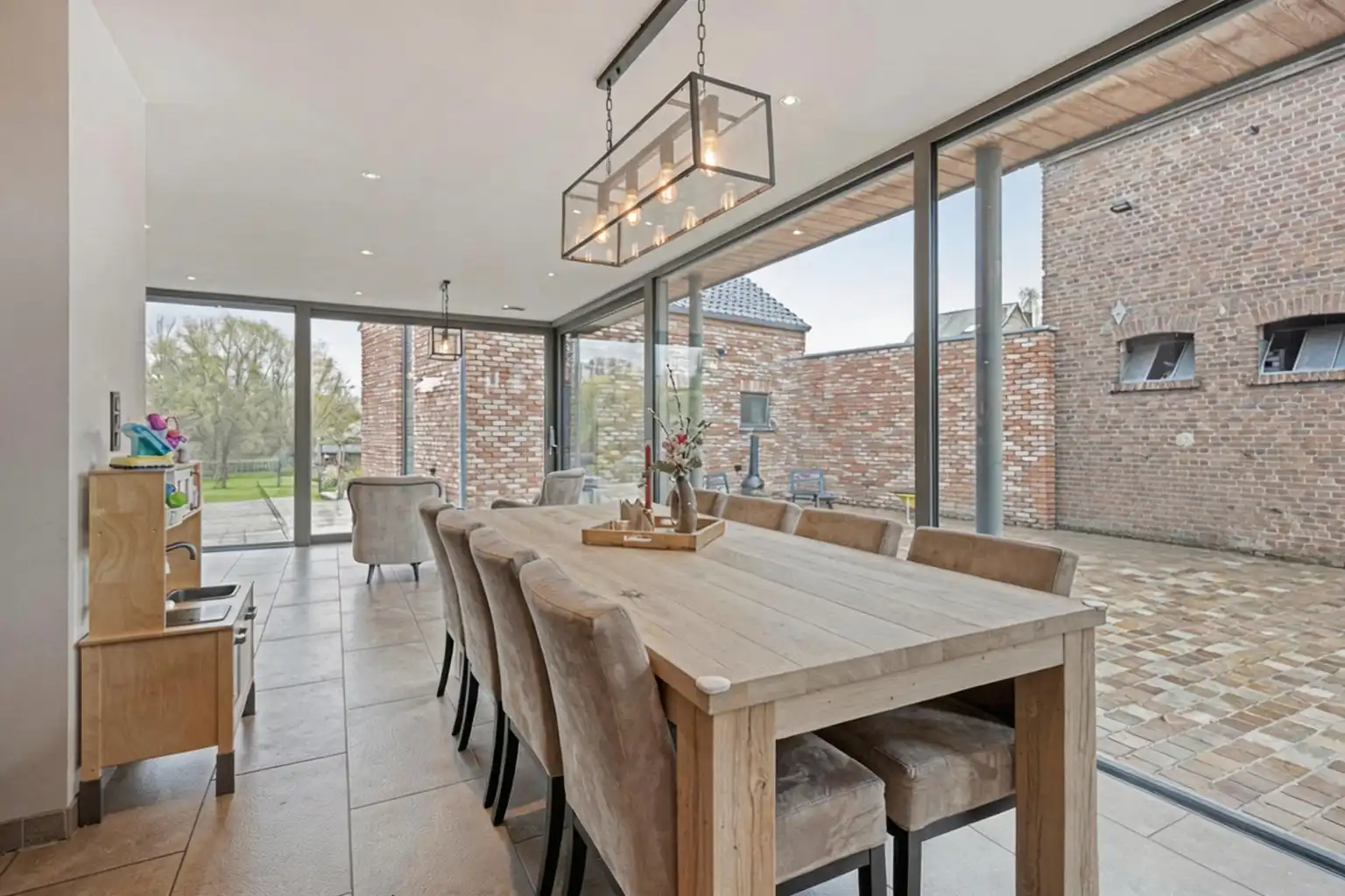 INSTAPKLARE WONING MET BIJGEBOUW EN RUIME GARAGE/LOODS  foto 3