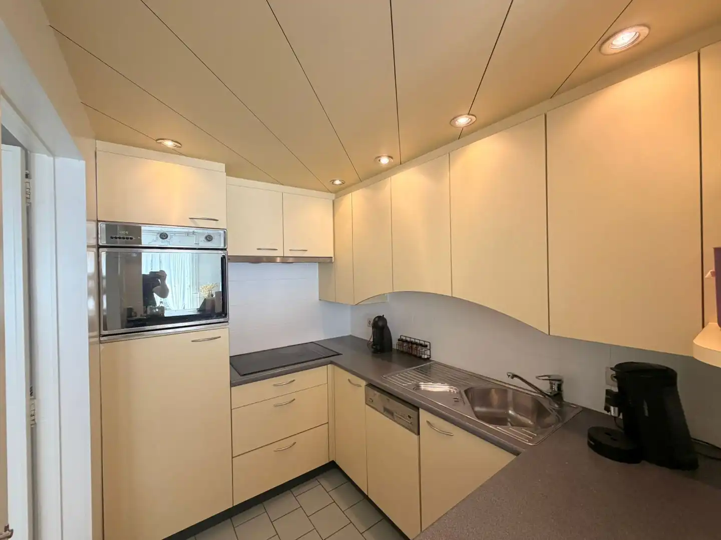 Instapklaar appartement op de hoogste verdieping, vlak achter de Zeedijk foto 7