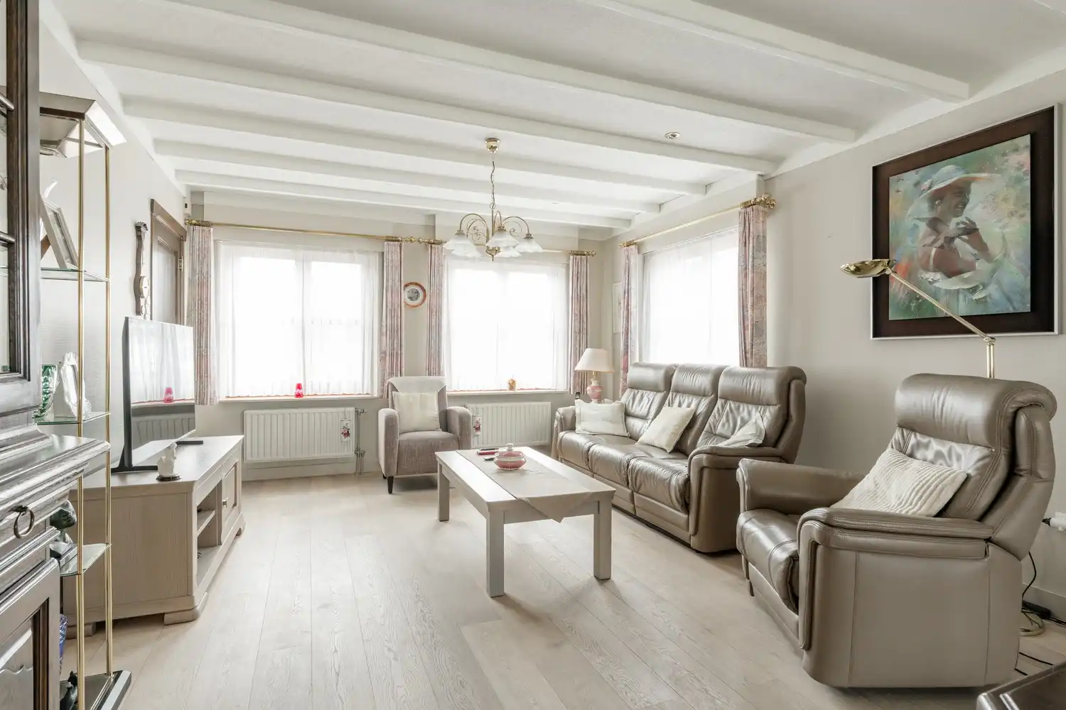 Mooie vrijstaande woning te koop vlakbij het centrum met 4 slaapkamers rustig gelegen op 10a10ca. foto 12