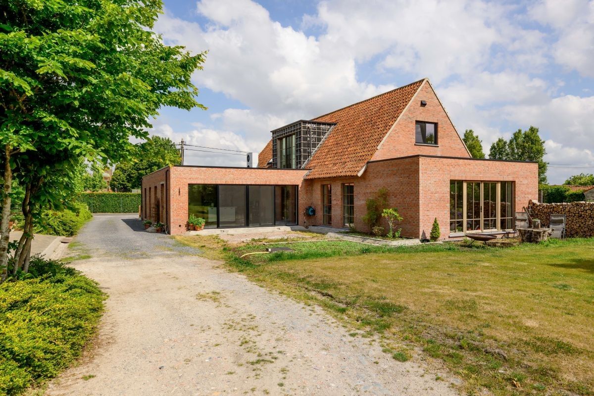 Hoeve voor kleinschalige landbouw of landbouwverbreding te koop te Lotenhulle. foto {{pictureIndex}}