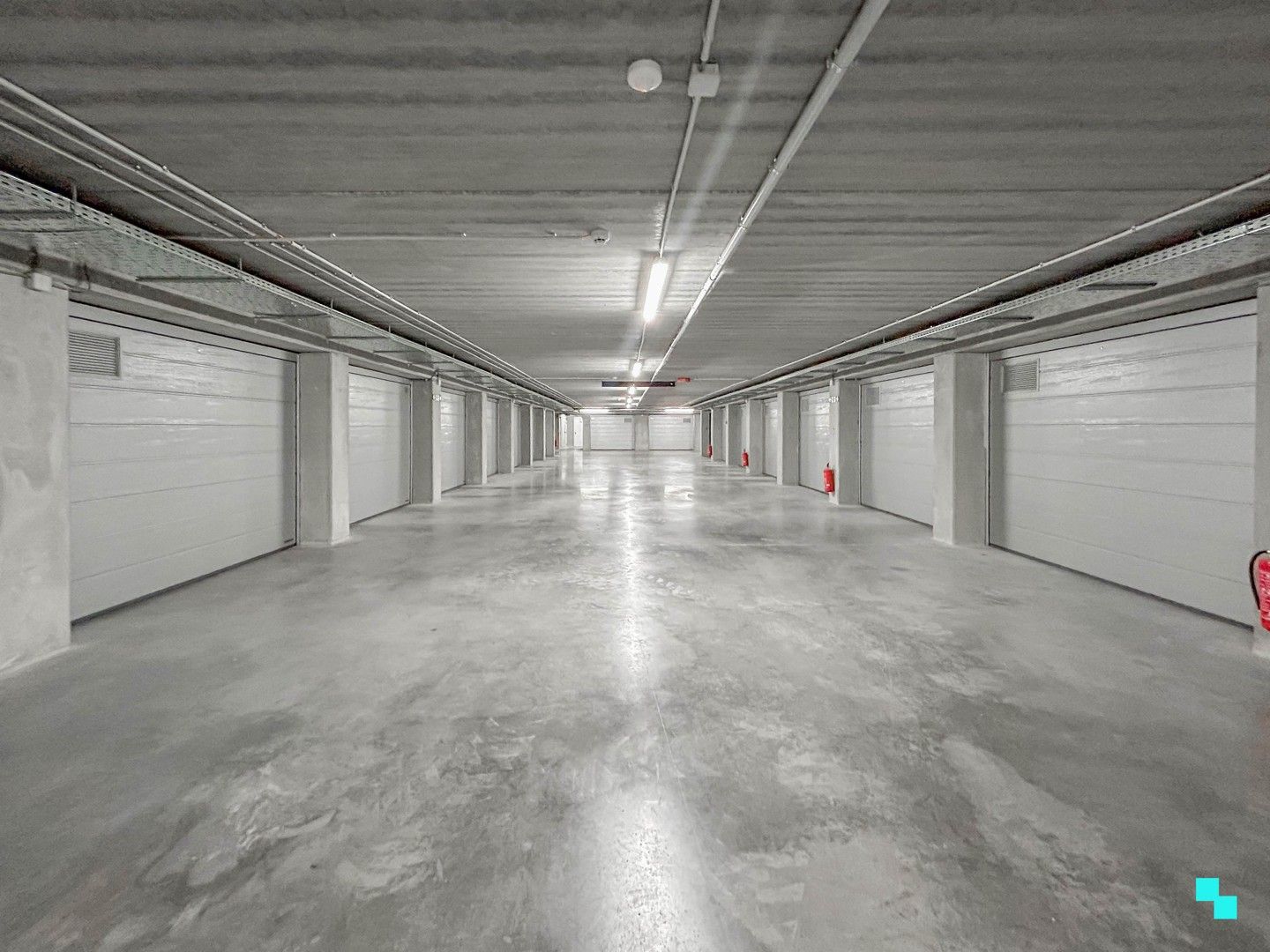 Garagebox met automatische poort gelegen in residentie Blauwpoorte foto 10