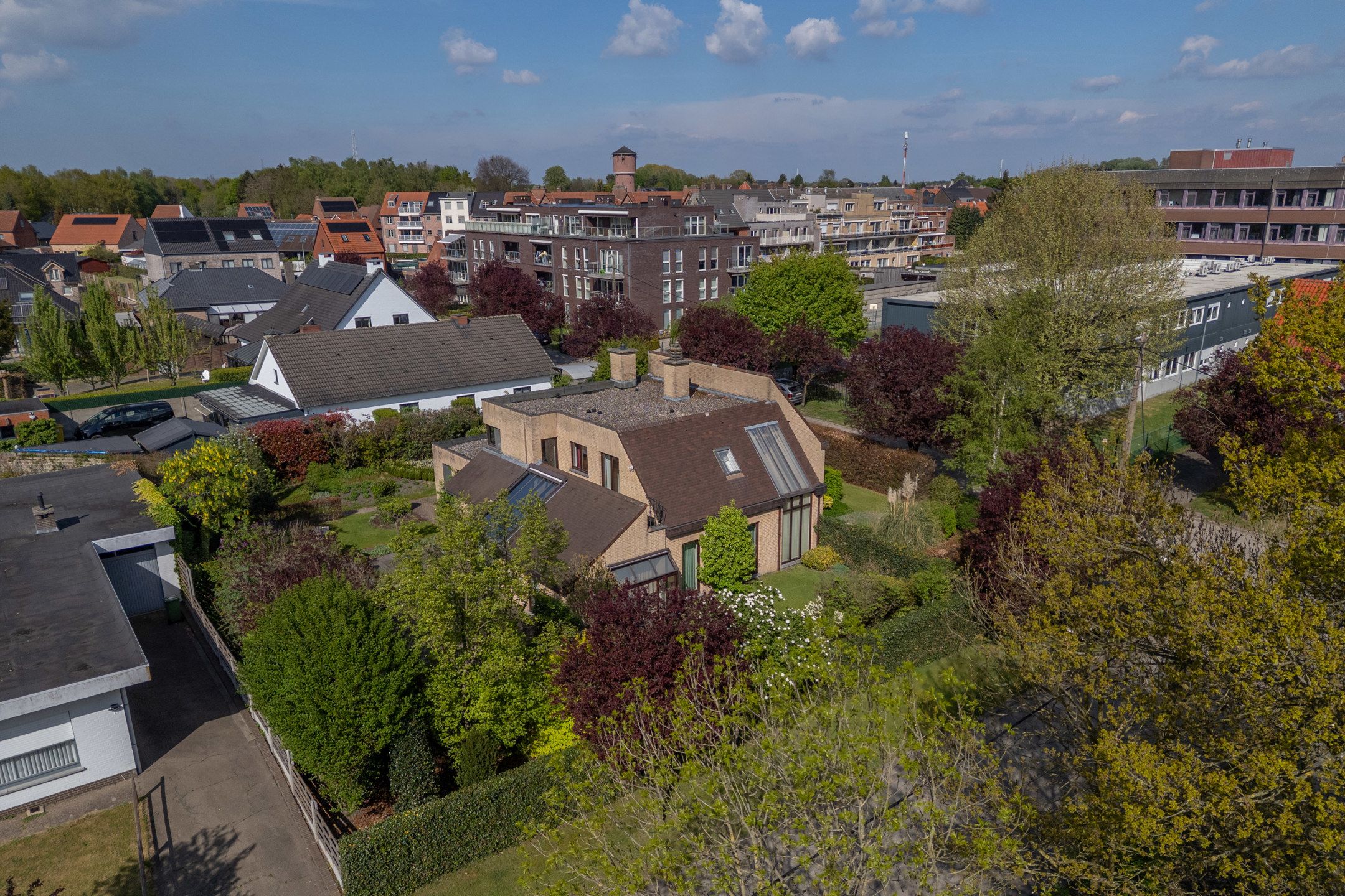 Goed onderhouden villa met 5 slpk's op perceel van 1.060m². foto 43