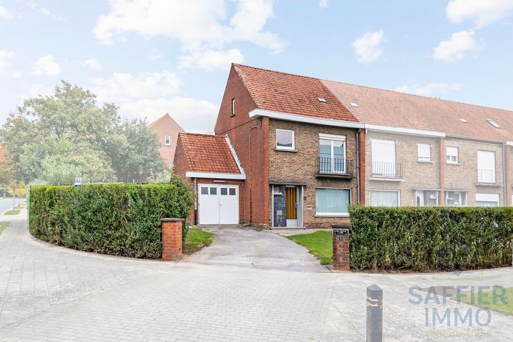 Halfopen bebouwing met zonnige tuin en 2 garages in rustige wijk te Izegem foto 2