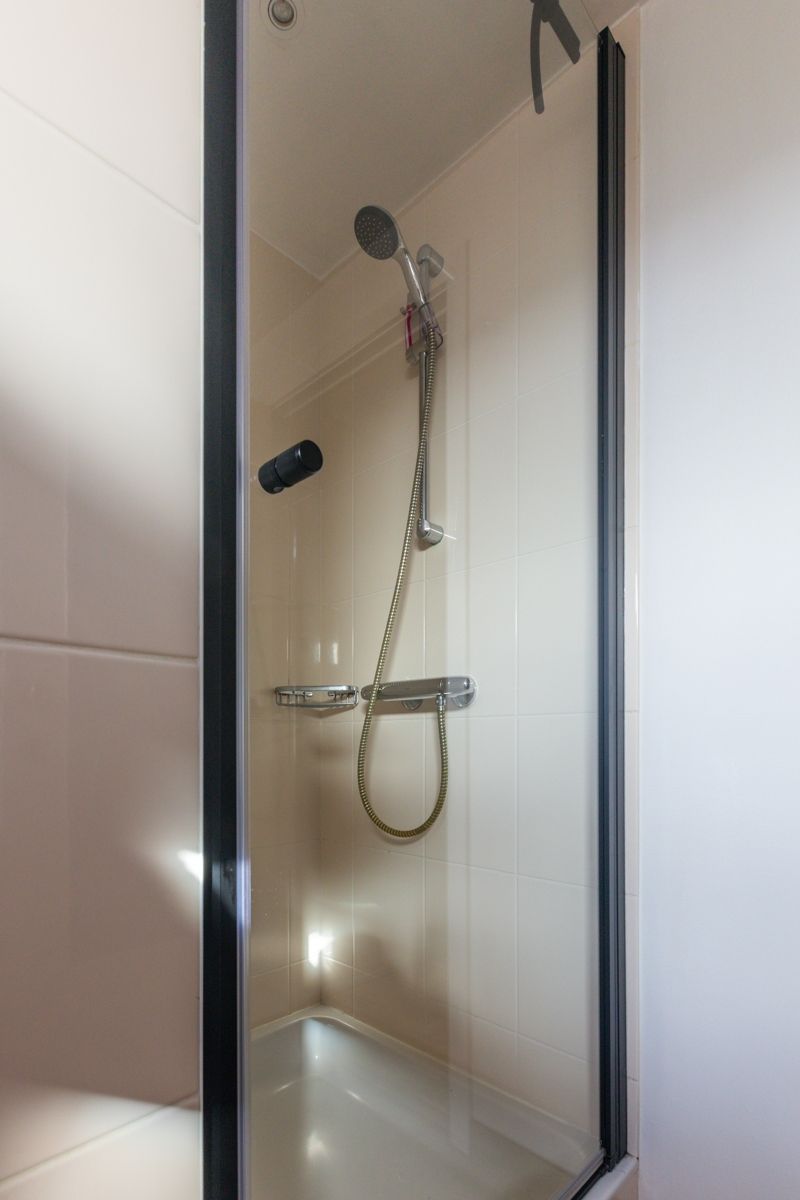 Residentieel gelegen, ruime woning met 3 slaapkamers, bureau, ruime garage, gezellige tuin...(zonnepanelen, thuisbatterij, energielabel C...) foto 16