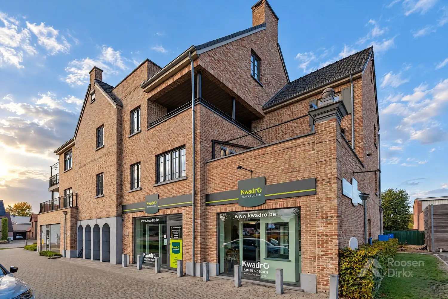 Luxe appartement (150m²) met 3 slaapkamers en 60m² terrassen te BREE. foto {{pictureIndex}}