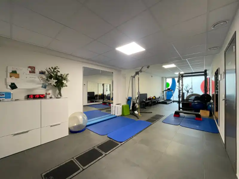 Smaakvol gerenoveerde kantoor- of praktijkruimte nabij centrum Zwijnaarde foto 5