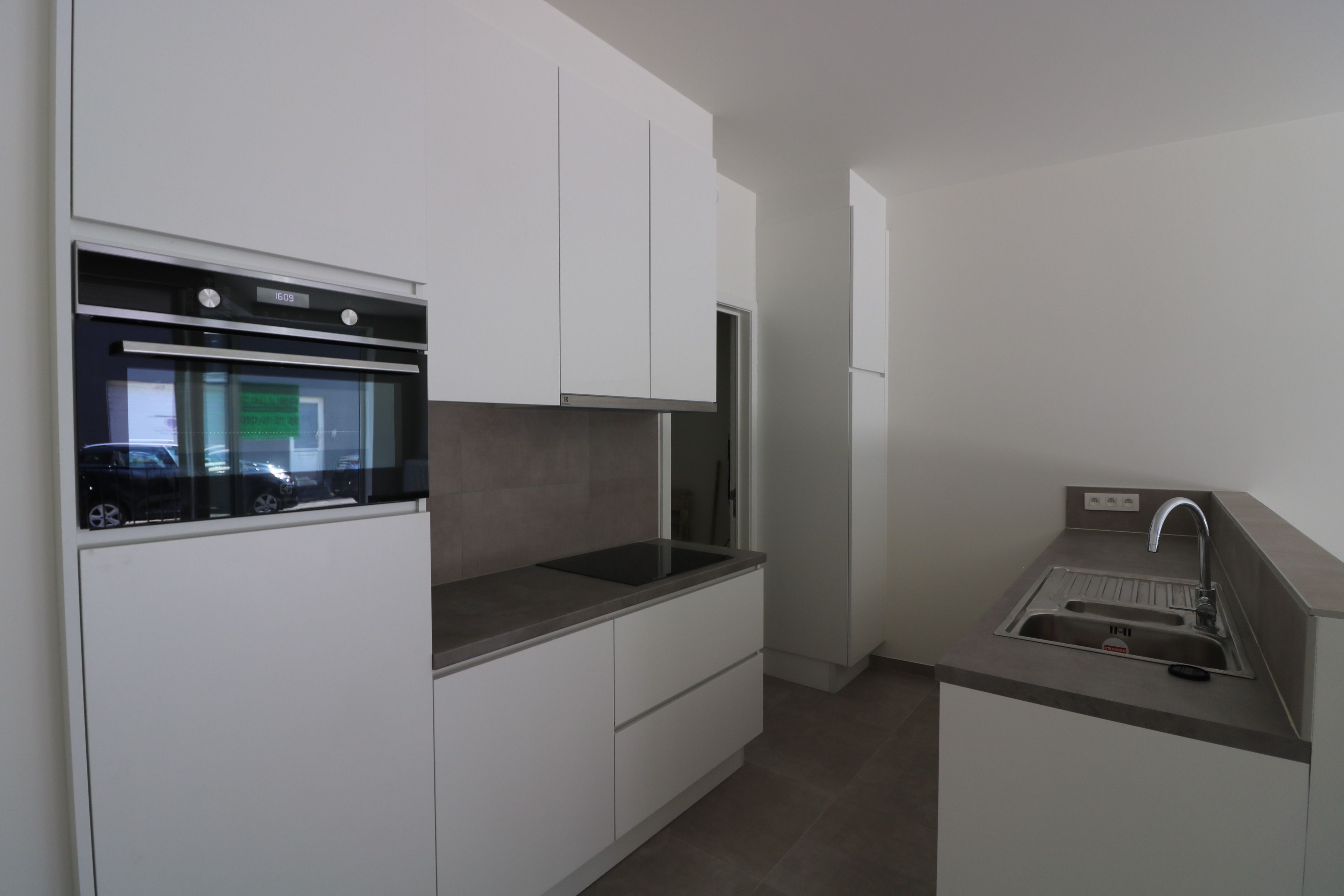 Instapklaar appartement met twee slaapkamers en koertje op wandelafstand van het centrum. foto {{pictureIndex}}