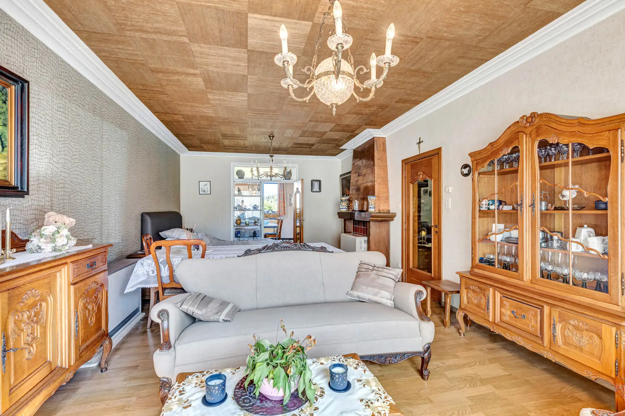 Rustig gelegen, goed onderhouden woning met twee garage's foto 3