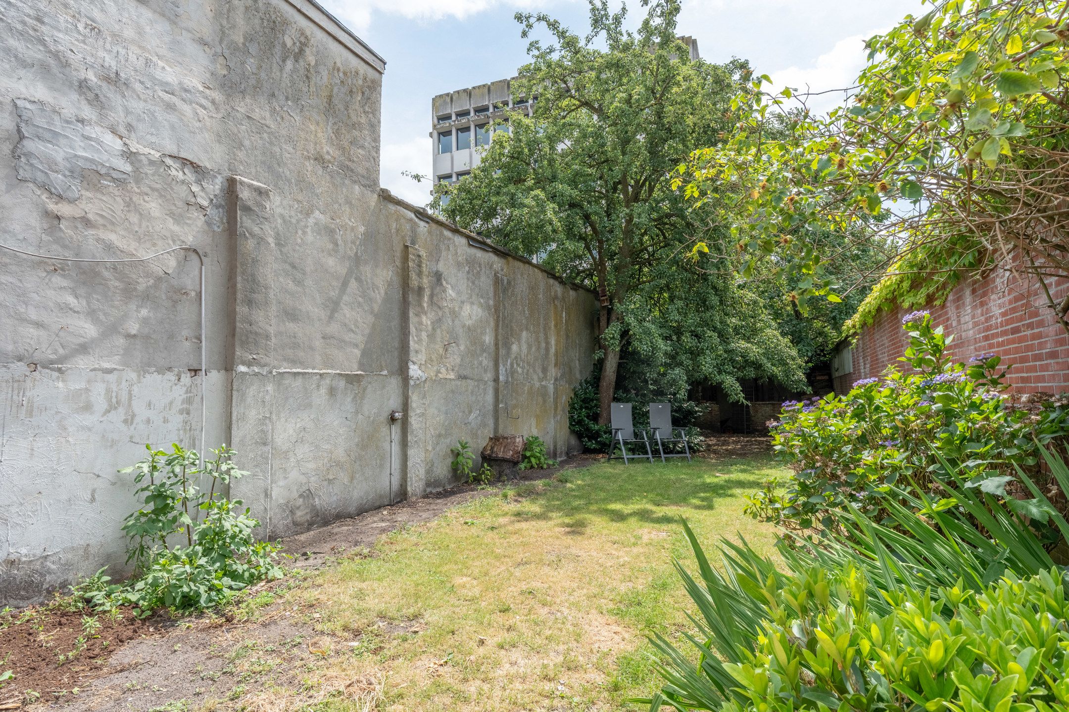 Te renoveren woning met toffe tuin en garage in het centrum foto 38