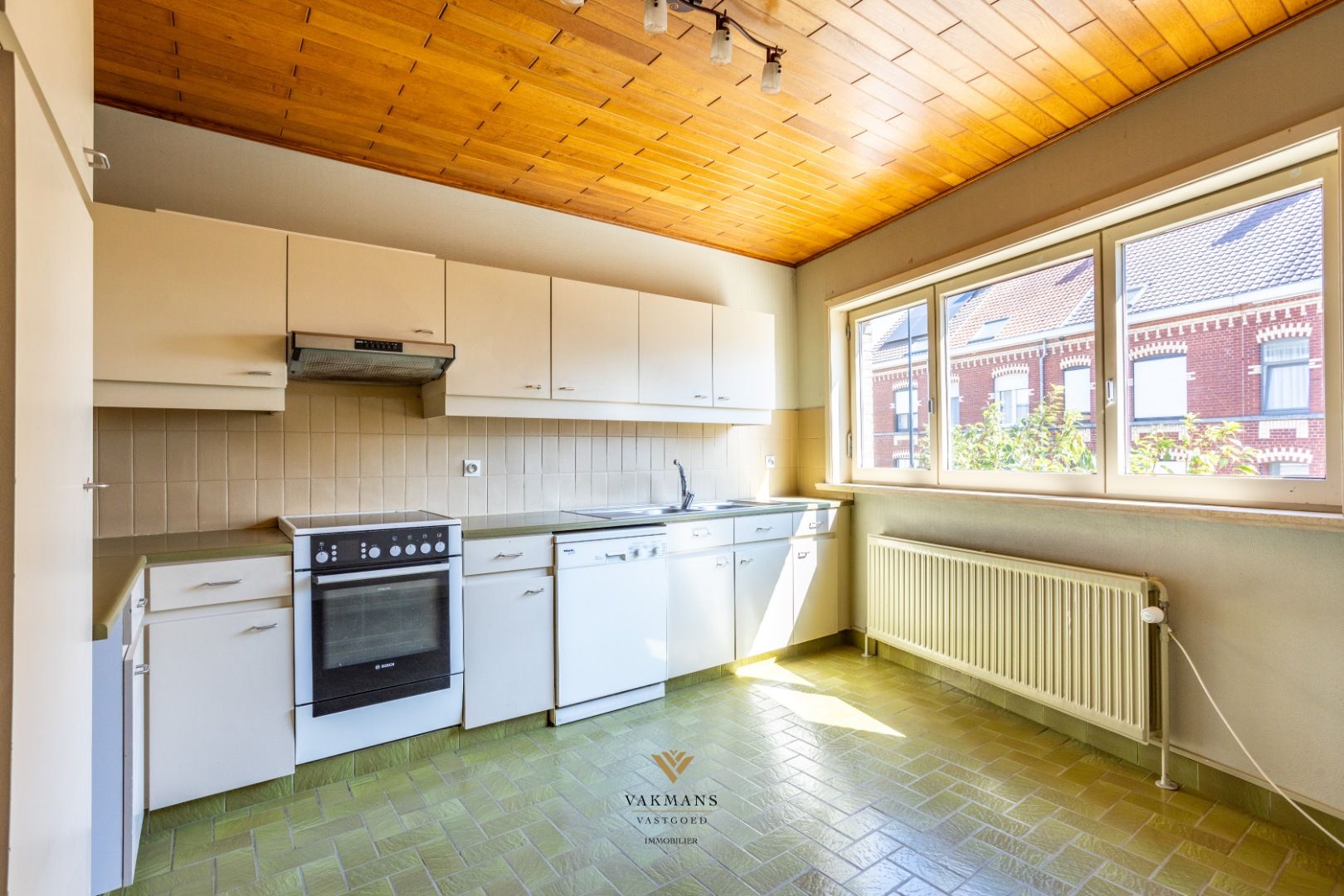 Woning met 3 slaapkamers en grote dubbele garage op prachtige locatie. foto 11