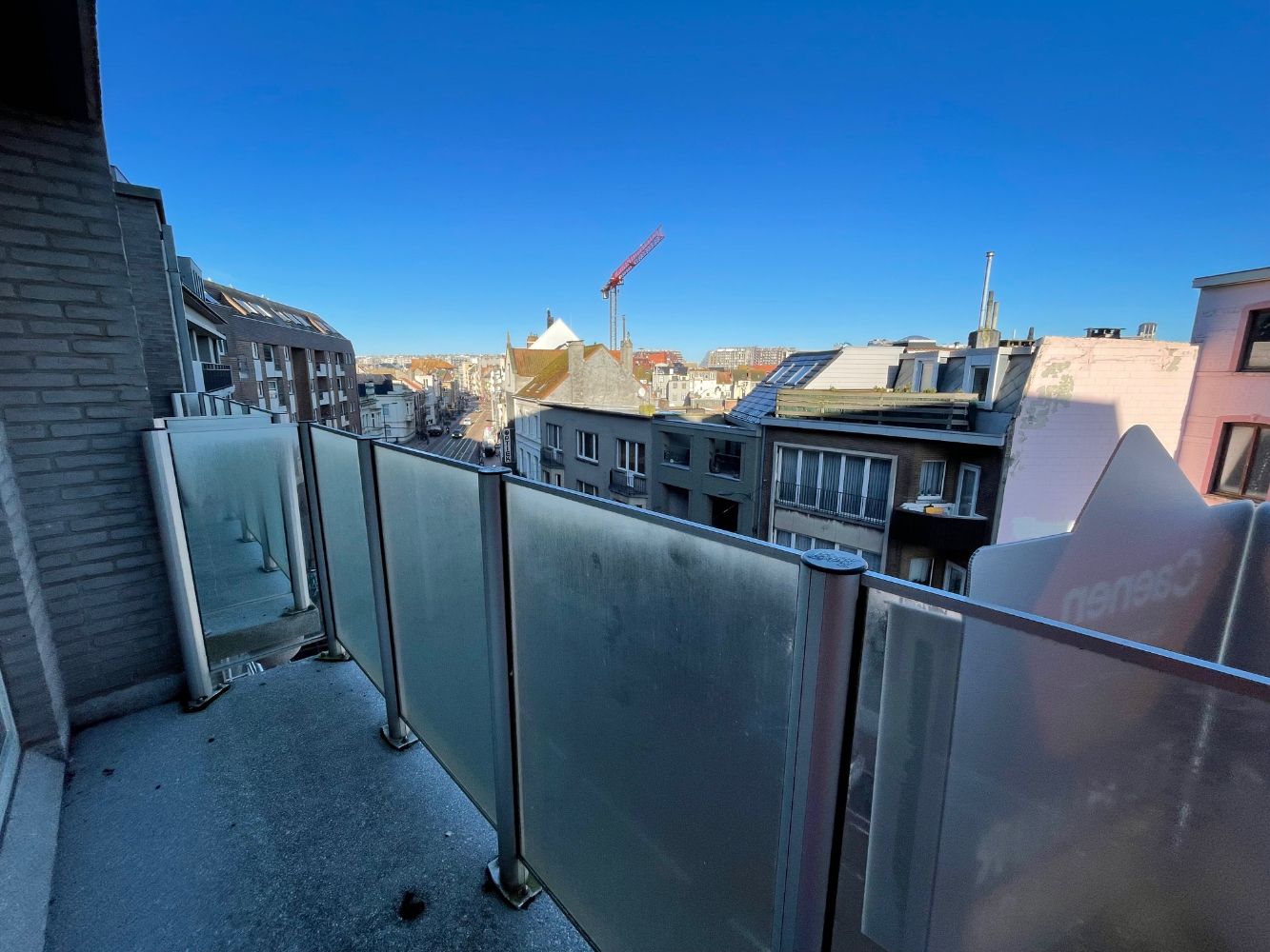 Ruim appartement met drie slaapkamers en twee badkamers( één met douche en één met bad). foto 6
