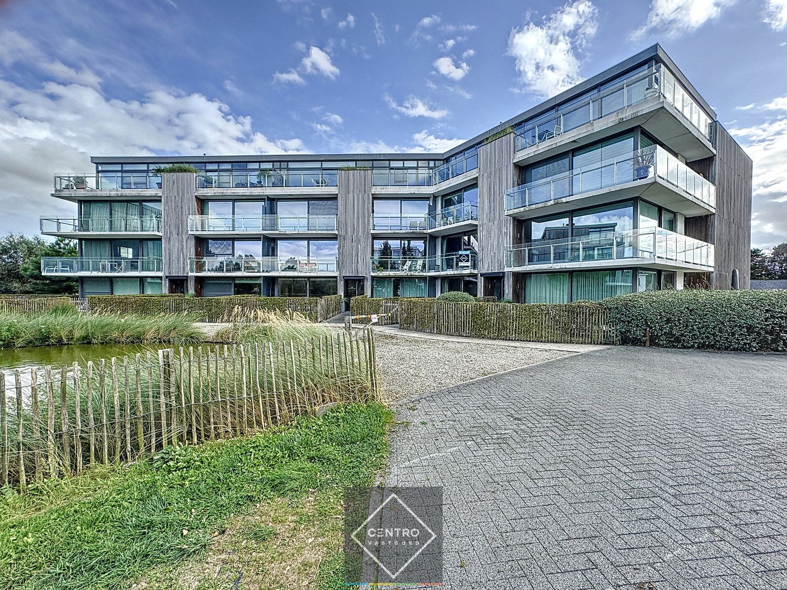 Residentieel gelegen app. met 3 slpks, 2 badks, 2 terrassen én garage te De Haan! foto {{pictureIndex}}