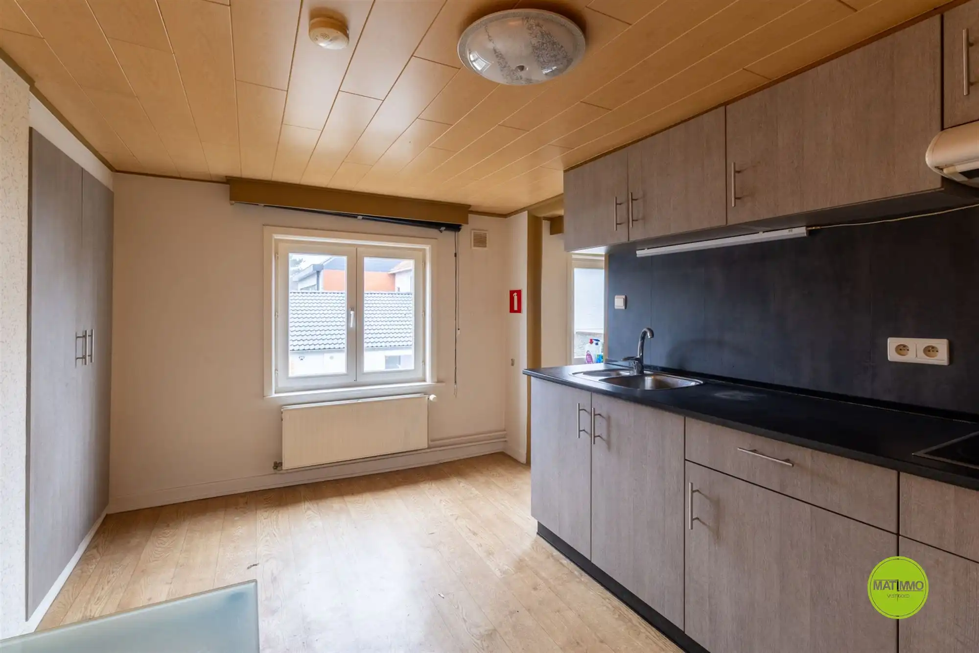 Ruim handelshuis met 4 slaapkamers én acherliggende grond foto 14