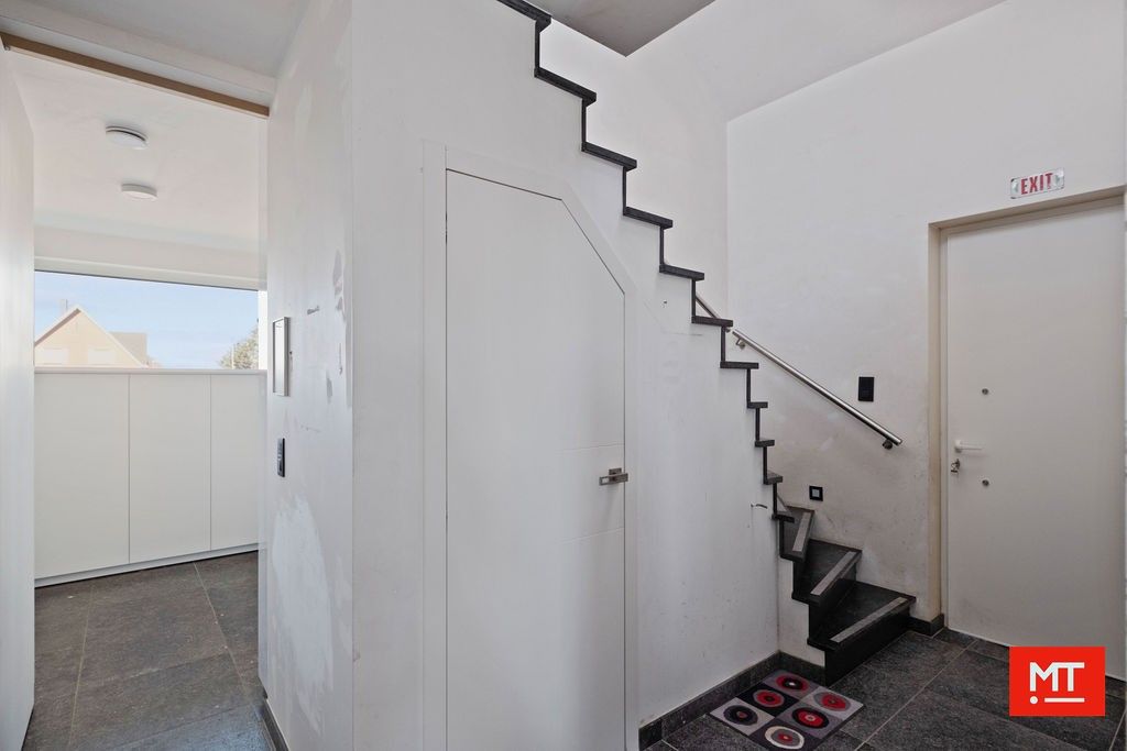 Alleenstaande woning met landelijk verzicht op 3.584 m² te koop in Ledegem foto 11