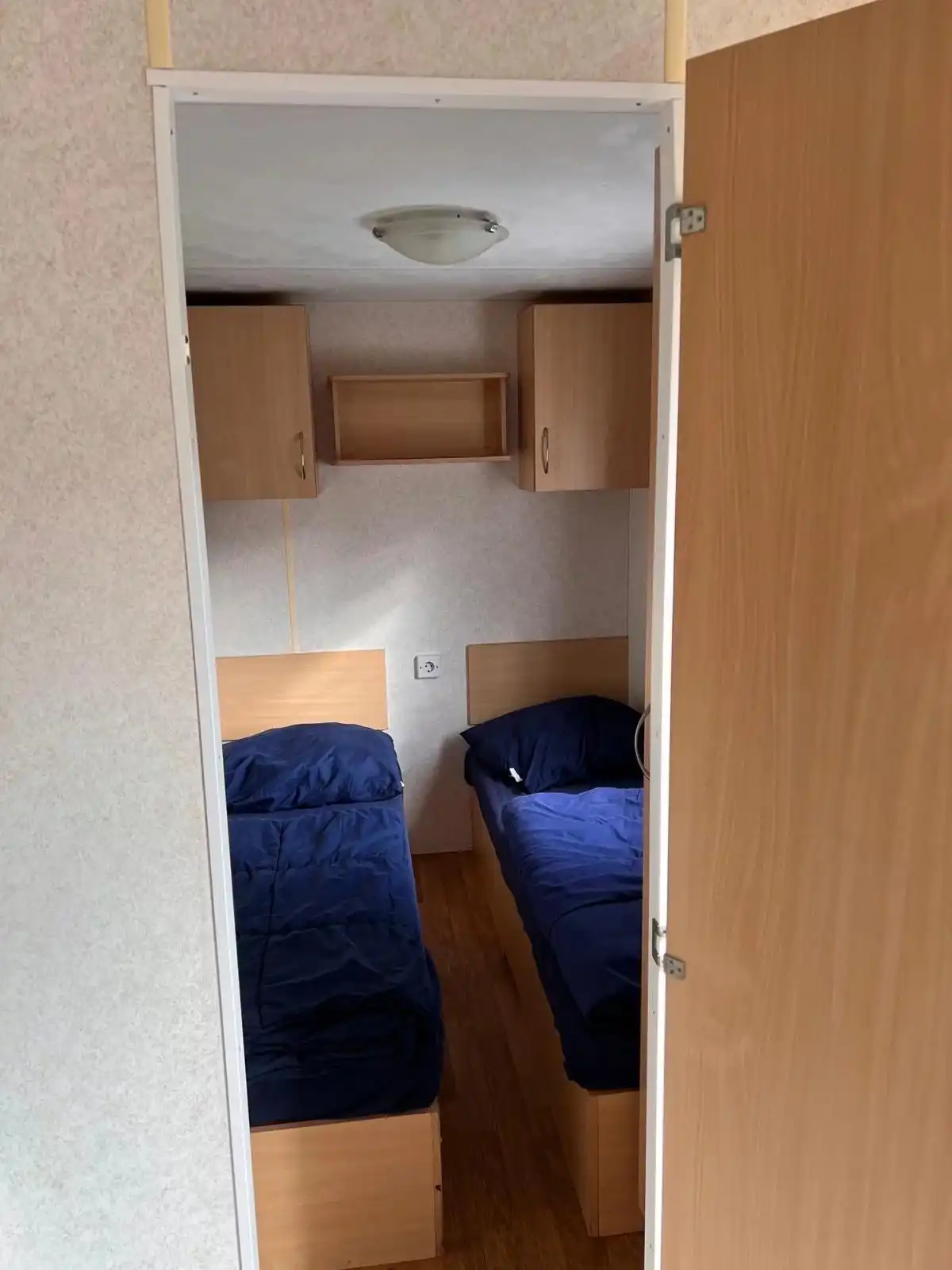 Stacaravan te Zilverstrand voor 8 personen met tuinhuis en terras. foto 13