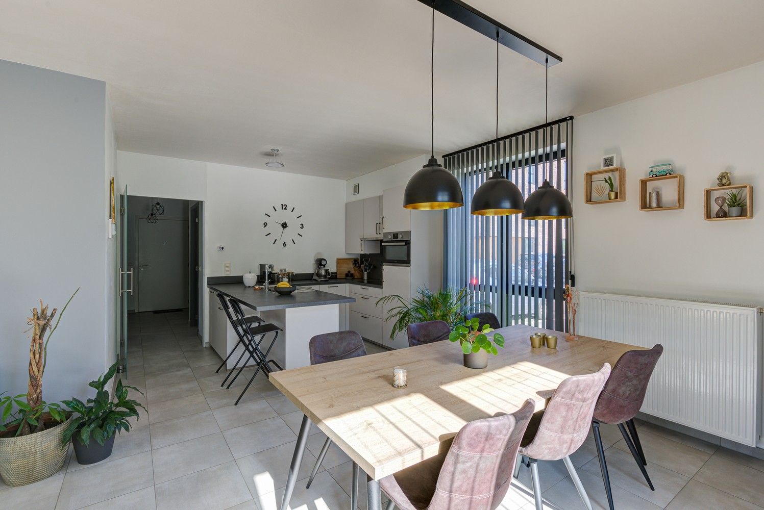 INSTAPKLAAR GELIJKVLOERS APPARTEMENT MET 2 SLAAPKAMERS EN AUTOSTAANPLAATS TE HASSELT foto 3
