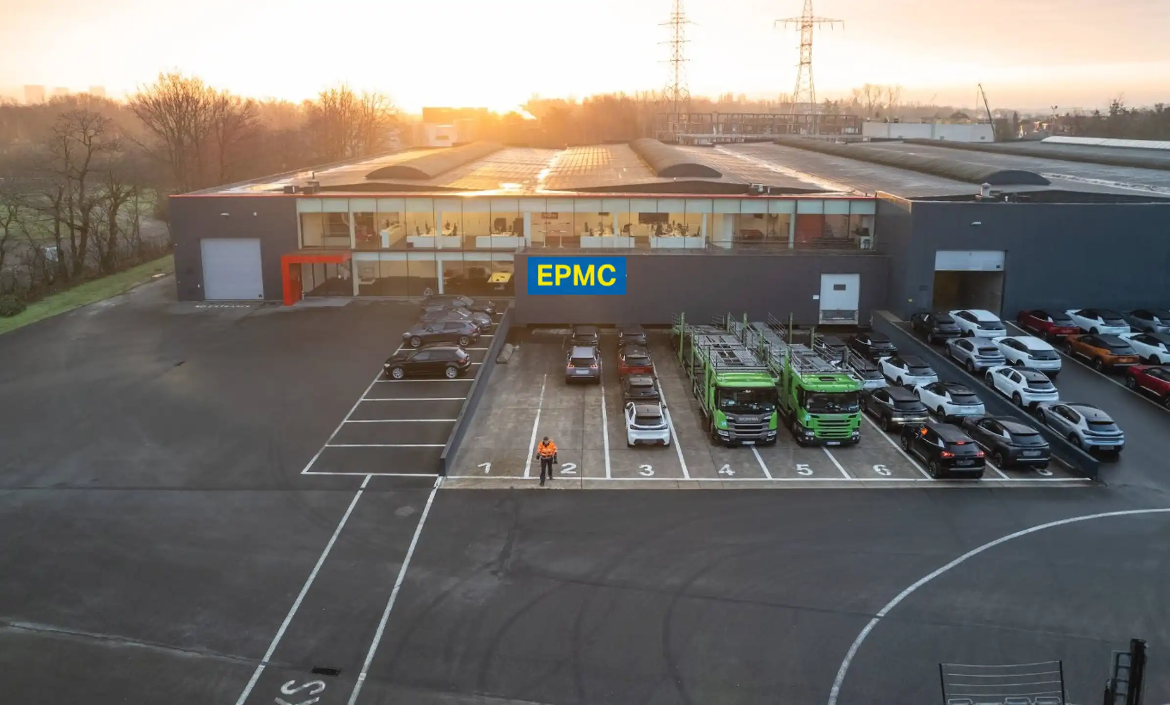 Magazijn met kantoren te Zwijndrecht foto {{pictureIndex}}