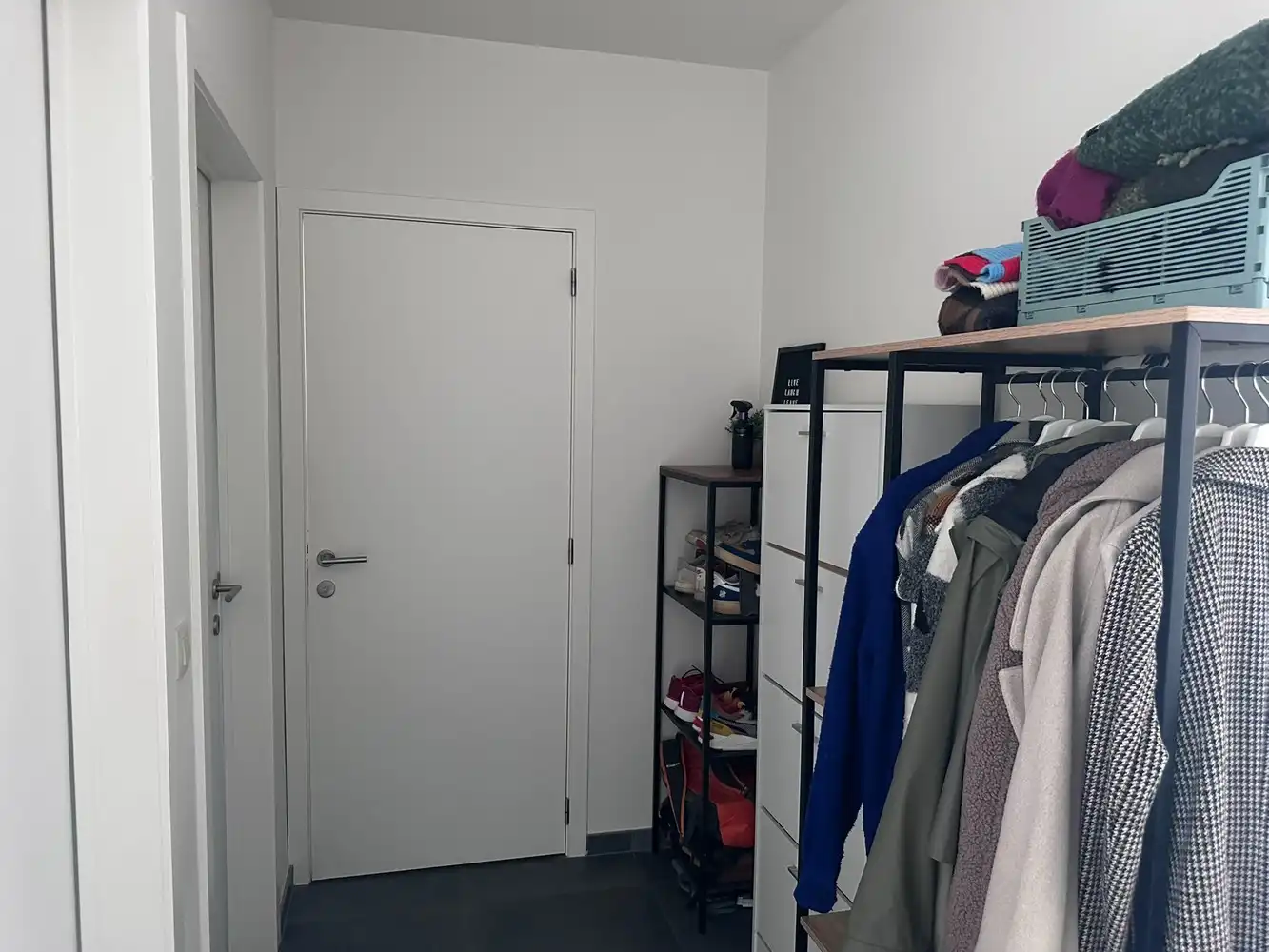 Ruim appartement met twee slaapkamers en autostaanplaats in Genk foto 6