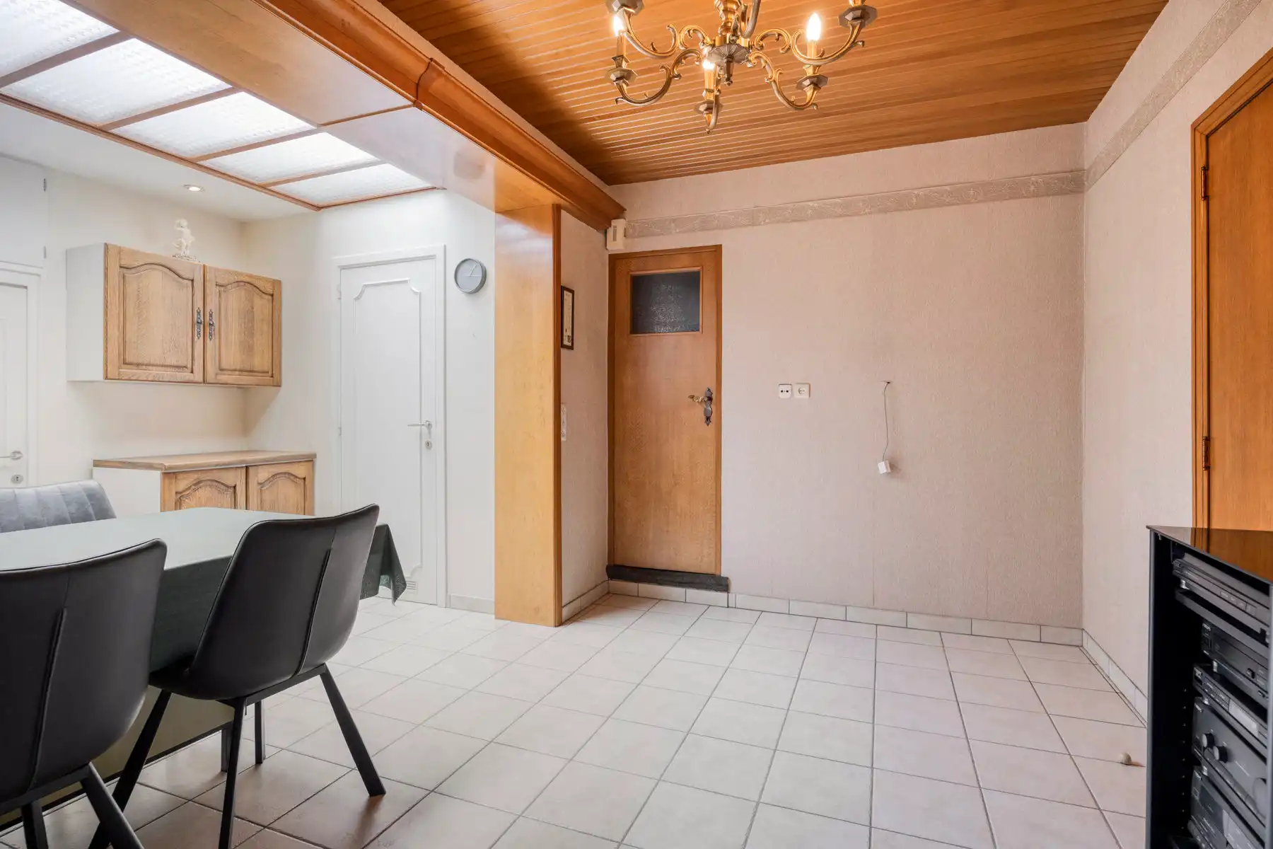 Rijwoning met 2 slaapkamers, inrichtbare zolder & grote tuin foto 9