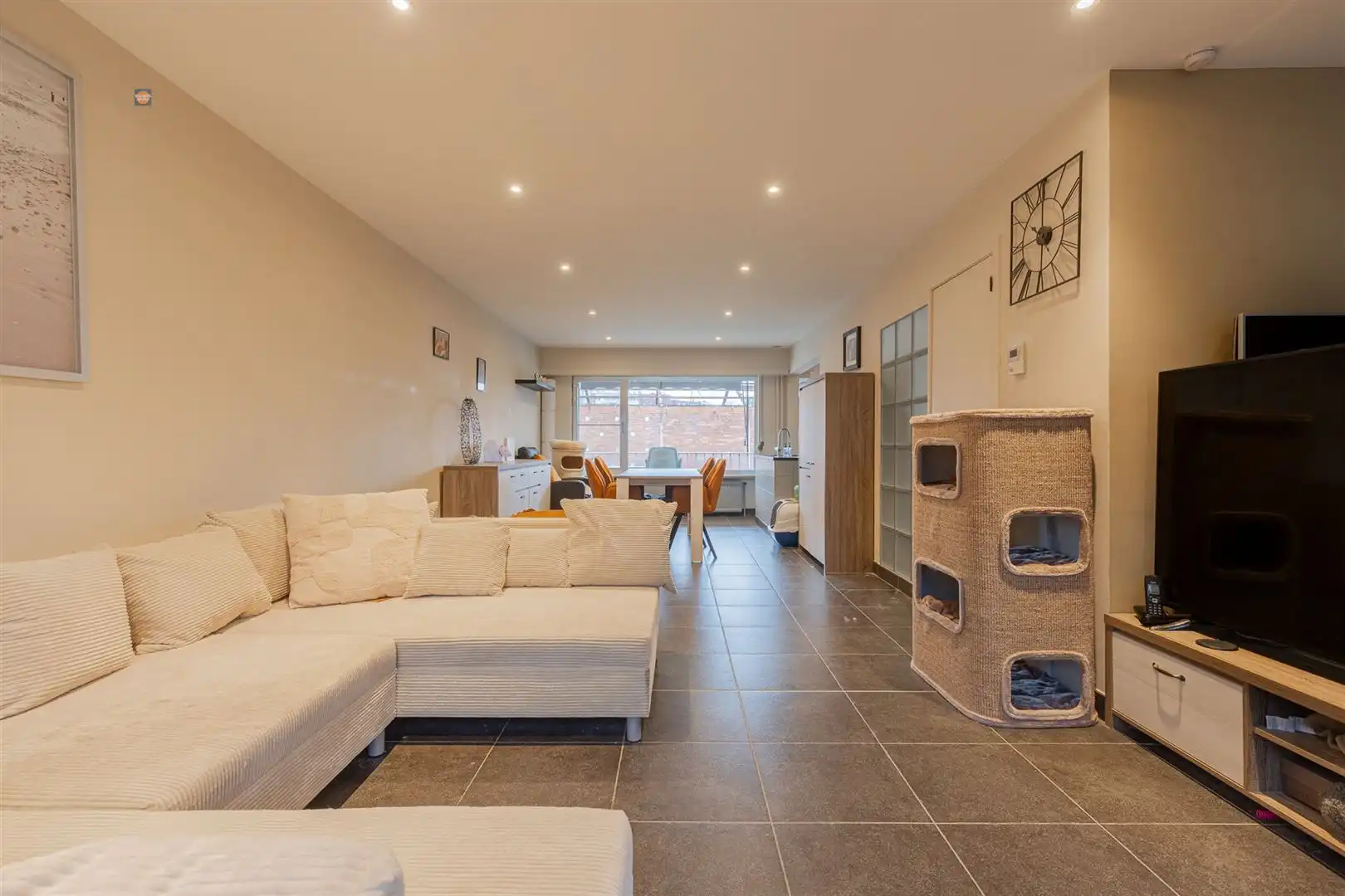 Ruime bel-etage met 3 slaapkamers, grote garage en gezellige tuin foto 3