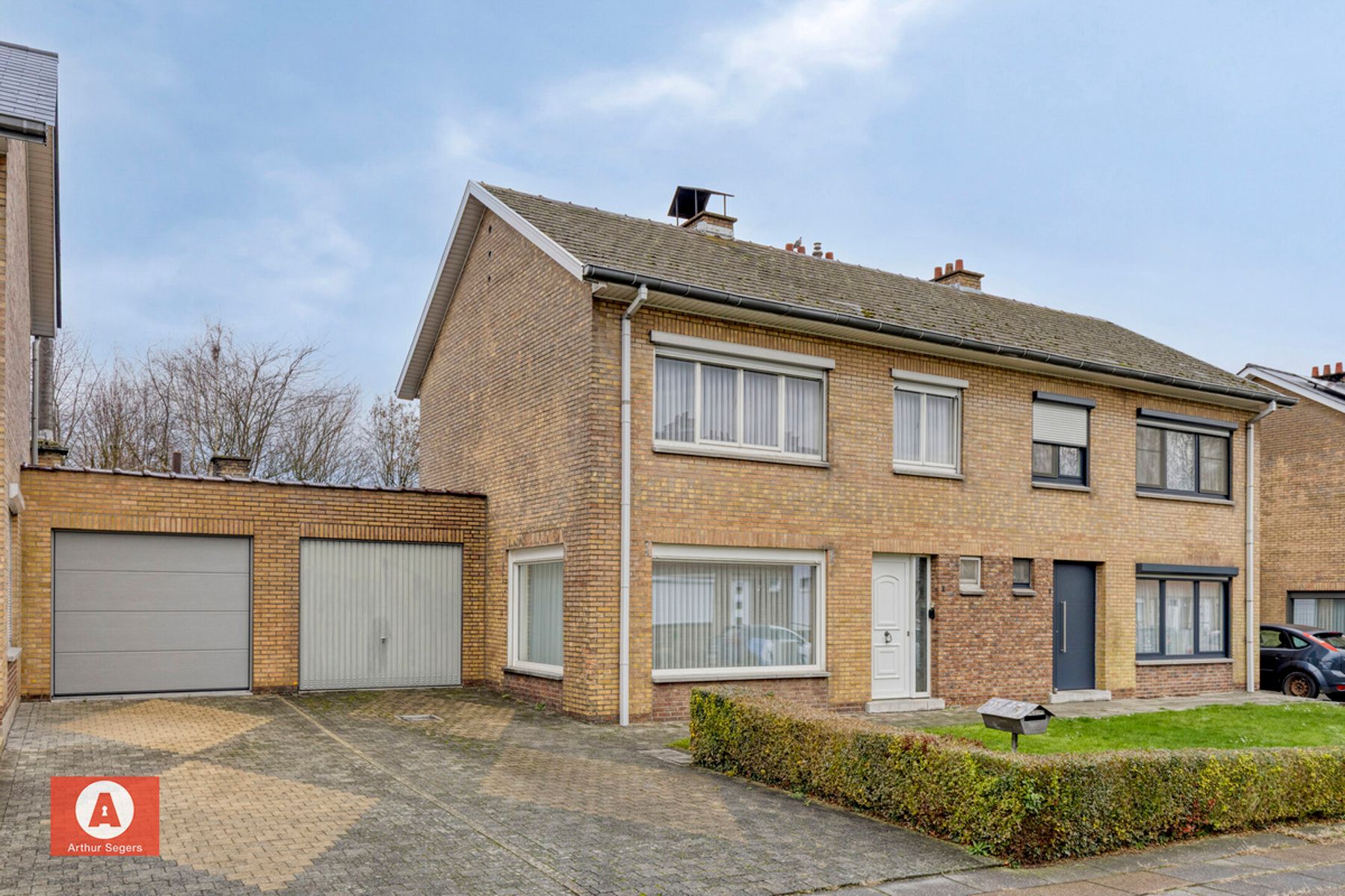 Hoofdfoto van de publicatie: Onderhouden gezinswoning mét 3 slaapkamers en garage. 