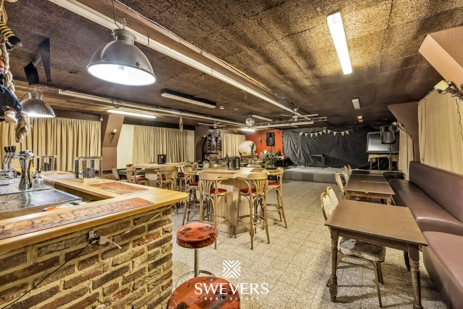 Op te frissen horecazaak met terras en feestzaal in van Mol foto 19